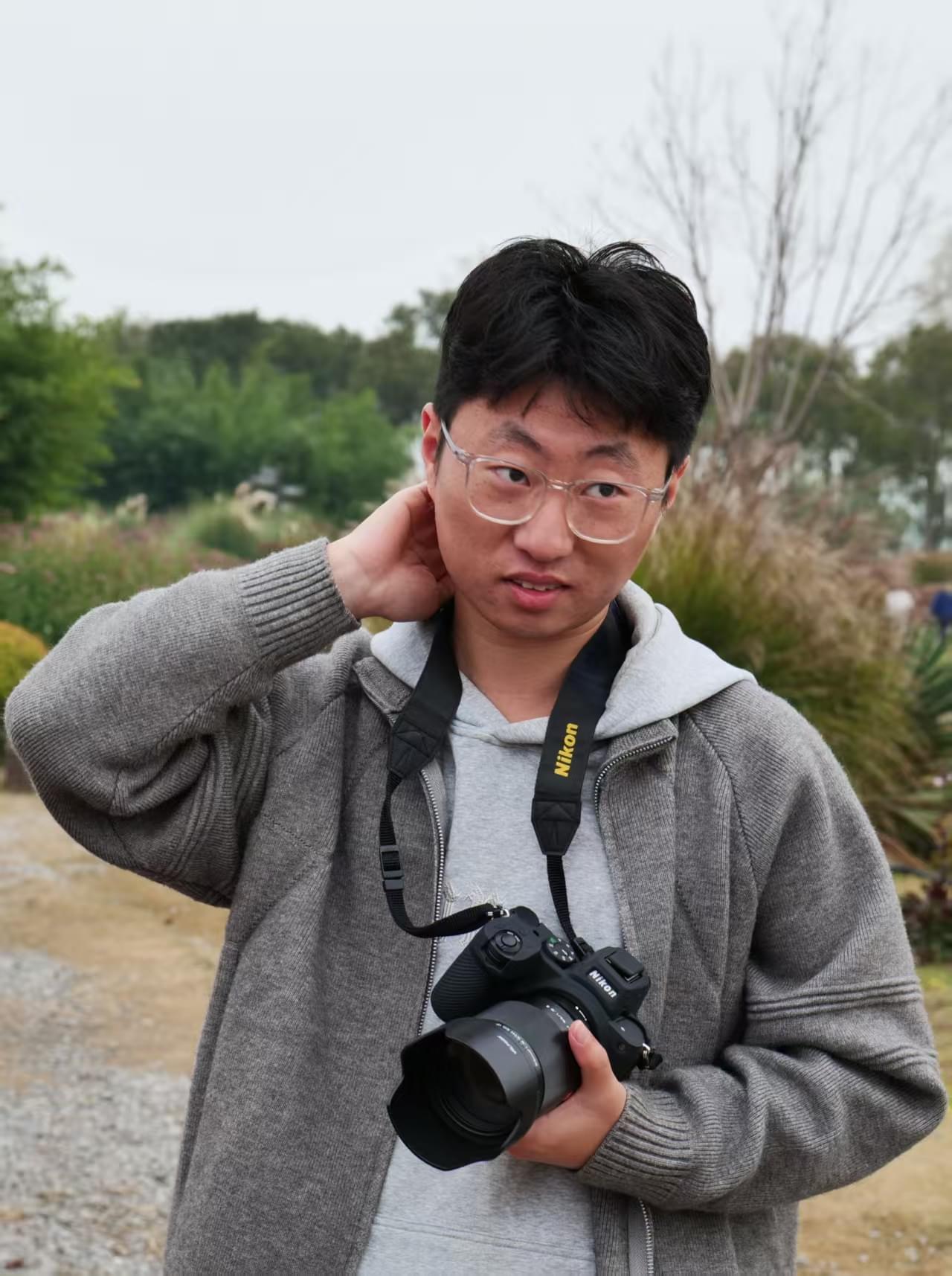 喜欢拍照的小秦